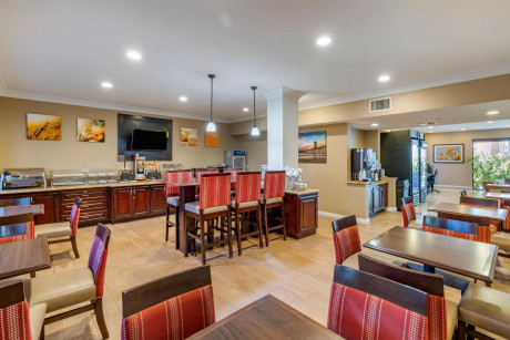 Comfort Inn & Suites Huntington Beach - Breakfast Area