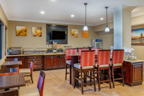 Comfort Inn & Suites Huntington Beach - Complimentary Breakfast Area