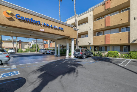 Comfort Inn & Suites Huntington Beach - Entrance to the Comfort Suites Hotel