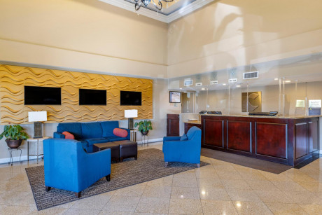 Comfort Inn & Suites Huntington Beach - Waiting Area in the Hotel Lobby