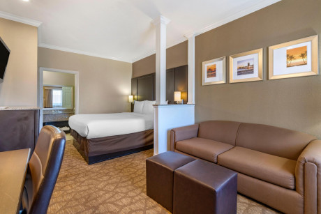 Comfort Inn & Suites Huntington Beach - King Suite with Sofabed