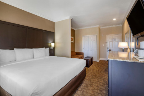 Comfort Inn & Suites Huntington Beach - King Suite with Balcony and Sofabed