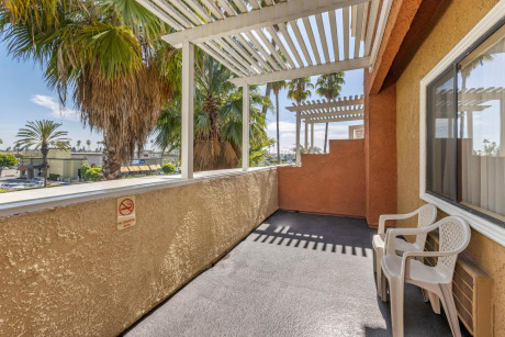 Comfort Inn & Suites Huntington Beach - Balcony in King Suite Room